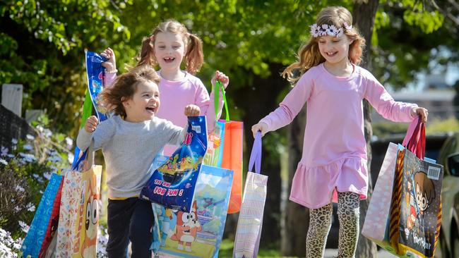 Jasmine, Florence and Andre Foretti with show bags. Picture: Jay Town