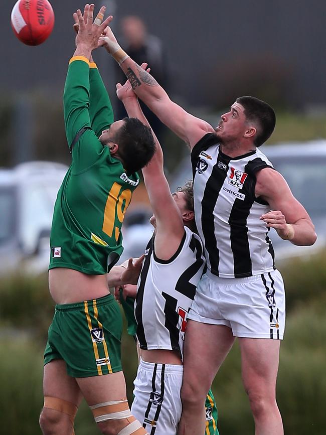 Ryan Pendlebury, right, playing for Sale in the 2022 Gippsland league grand final against Leongatha. Picture: Yuri Kouzmin