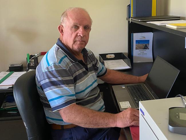 Former senator John Williams says he has received more than 15 text messages from an NBN contractor, cancelling and rescheduling his fixed wireless connection.