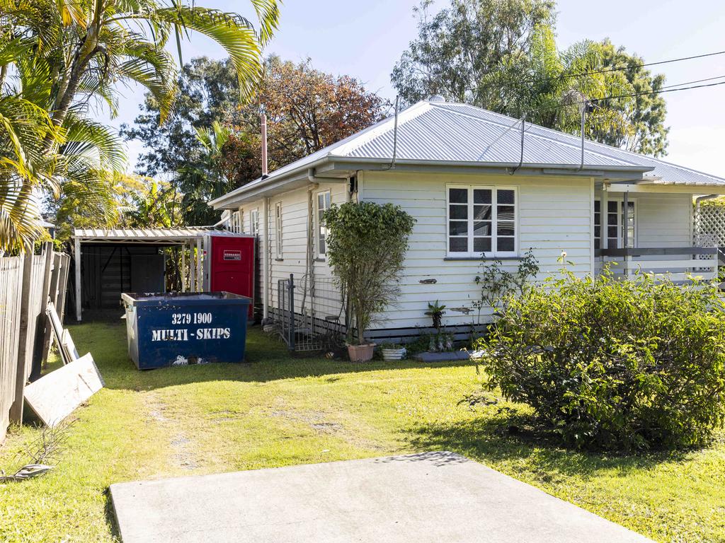 An abandoned / unoccupied, flood damaged house on Corella Street, Rocklea. Many houses in Rocklea have been unoccupied since the floods in February, with some apparently unoccupied since the 2011 flood. Picture : Matthew Poon.