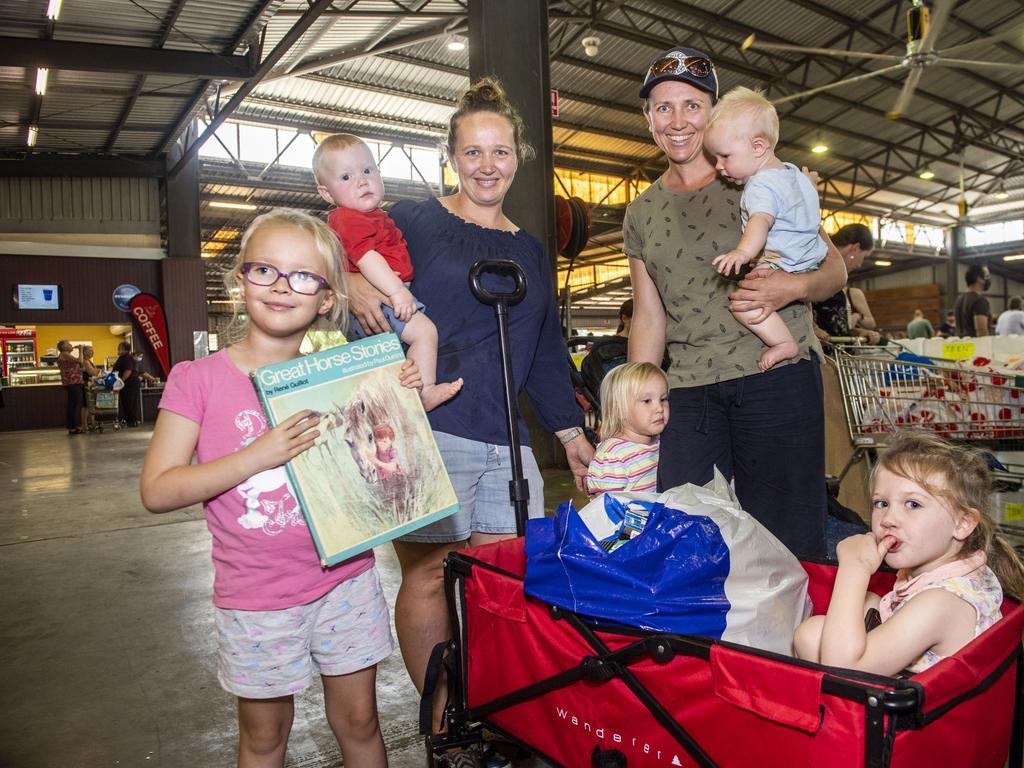 (from left) Ayla Tonscheck, Jackson Lenton, Katie Lenton, Darcy Tonscheck, Tara Tonscheck, Kirby Tonscheck and Mackenzie Lenton at the Chronicle Lifeline Bookfest 2022. Saturday, March 5, 2022. Picture: Nev Madsen.