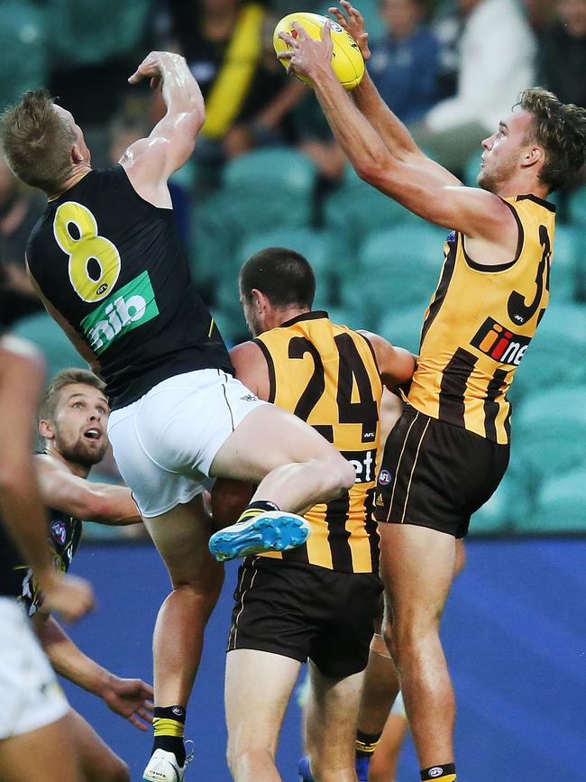 Jack Scrimshaw marks in the Hawks JLT Series clash with the Tigers.