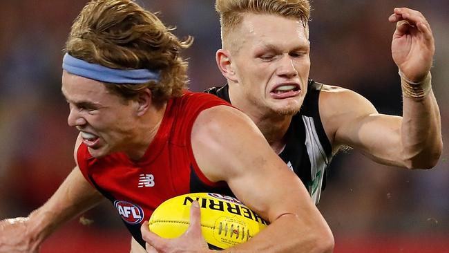 Jayden Hunt takes on Collingwood’s Adam Treloar. Picture: Getty Images