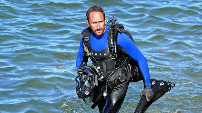 Police divers looking for evidence at Jack Evans boat harbour. (AAP image, John Gass)