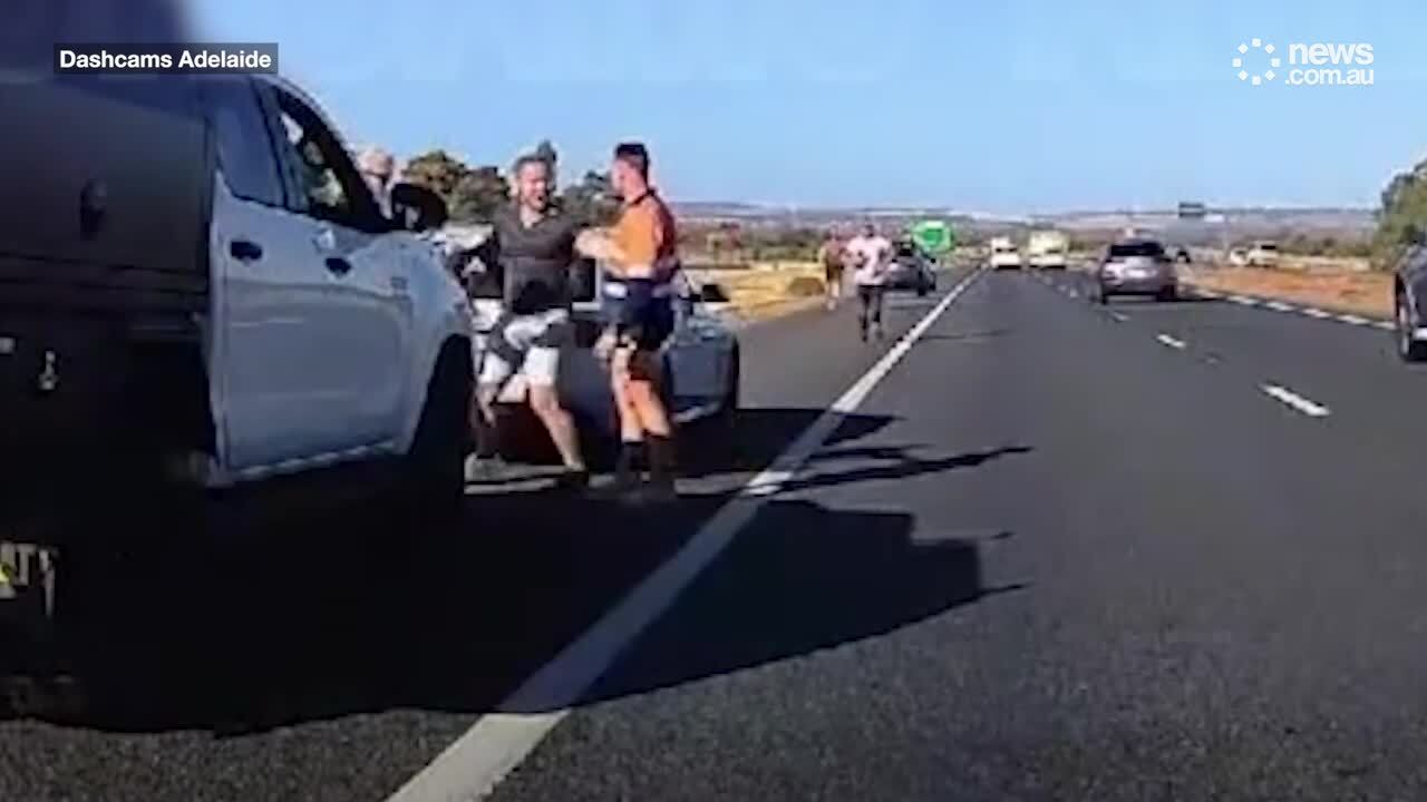 Drivers fight on busy road in extreme road rage incident