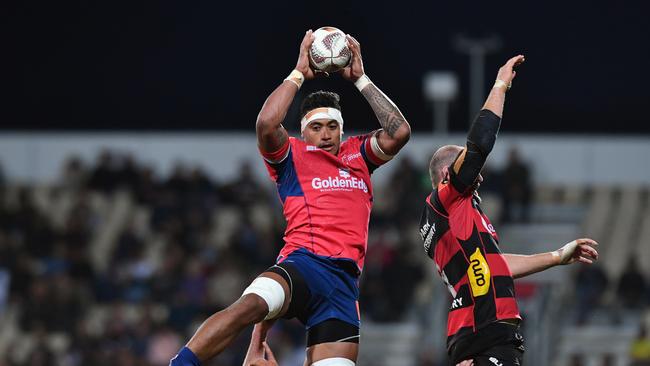 Shannon Frizell of Tasman wins a lineout in the Mitre 10 Cup premiership final.