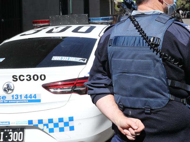 SYDNEY, AUSTRALIA - NewsWire Photos SEPTEMBER 21, 2021 - Police surrounds the CFMEU Headquarters in Pyrmont. Picture: NCA NewsWire Christian Gilles