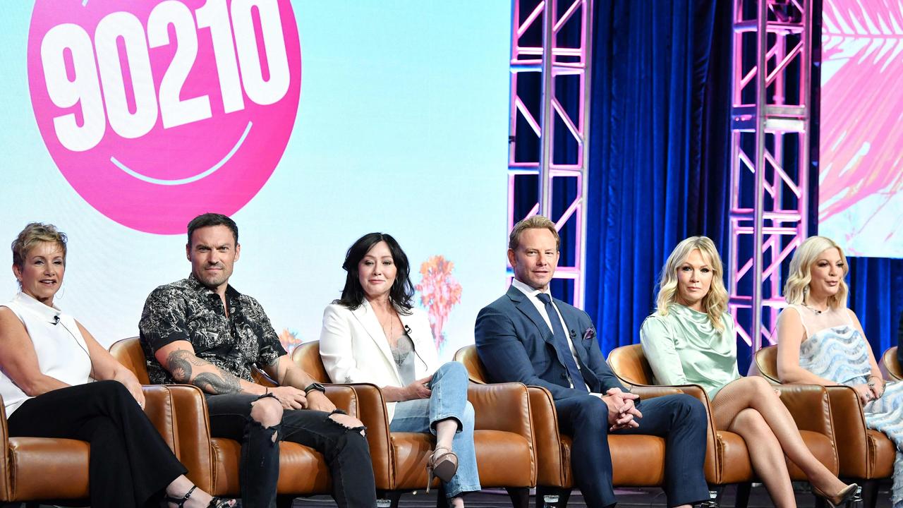 The rebooted cast of BH 90210 in 2019. Froom left, Gabrielle Carteris, Brian Austin Green, Shannen Doherty, Ian Ziering, Jennie Garth andTori Spelling. Picture: Getty Images/AFP