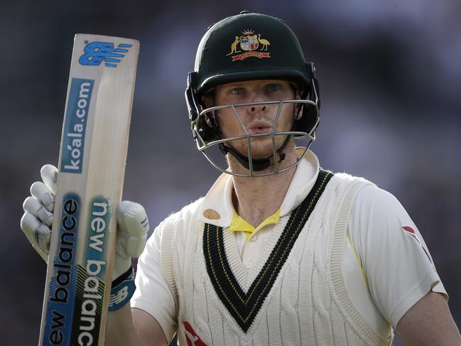 MANCHESTER, ENGLAND - SEPTEMBER 07: Steve Smith of Australia raises his bat as he leaves the ground after being dismissed for 82 runs during day four of the 4th Specsavers Test between England and Australia at Old Trafford on September 07, 2019 in Manchester, England. (Photo by Ryan Pierse/Getty Images)