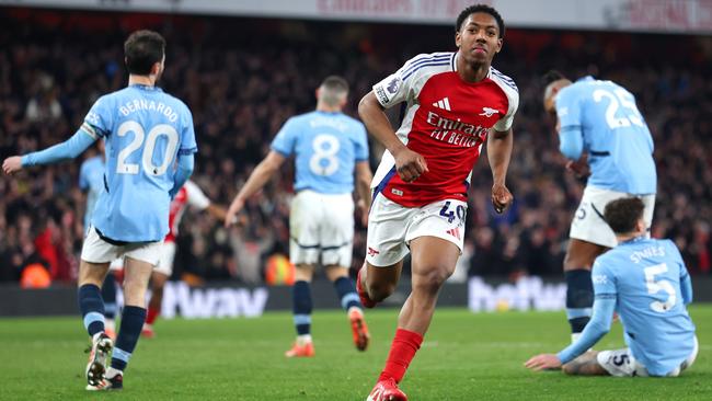 LONDON, ENGLAND - FEBRUARY 02: Myles Lewis-Skelly of Arsenal celebrates scoring his team's third goal during the Premier League match between Arsenal FC and Manchester City FC at Emirates Stadium on February 02, 2025 in London, England. (Photo by Alex Pantling/Getty Images)