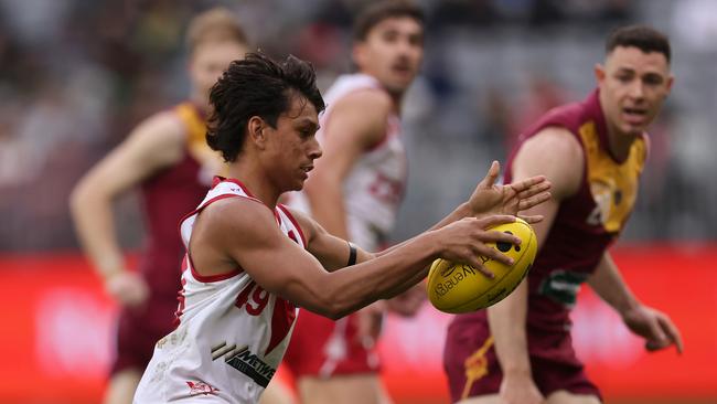 Jesse Motlop gets a kick away for South Fremantle in the WAFL grand final. Picture: Paul Kane/Getty Images