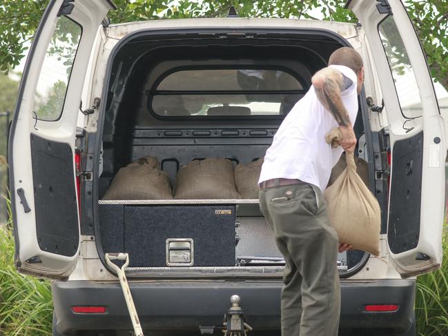 Lismore residents fill sandbags in preparation for heavy rain and flooding. Picture: NewsWire / Glenn Campbell