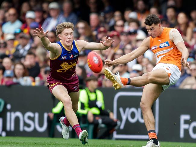 Finn Callaghan snaps under pressure from Jaspa Fletcher. Picture: Russell Freeman/AFL Photos via Getty Images