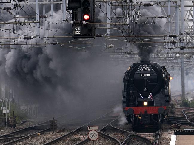 ***Getty Bestpix*** CREWE, ENGLAND - MARCH 30: Brittania, the 'Brexit Steam Train' pulls into Crewe station on it's way to Sunderland on March 30, 2019 in Crewe, England. Jeremy Hosking, founder of the campaign group, Brexit Express, took his own steam train, the Britannia, to Sunderland from Swansea to mark the original date of Britain leaving the EU. (Photo by Christopher Furlong/Getty Images)