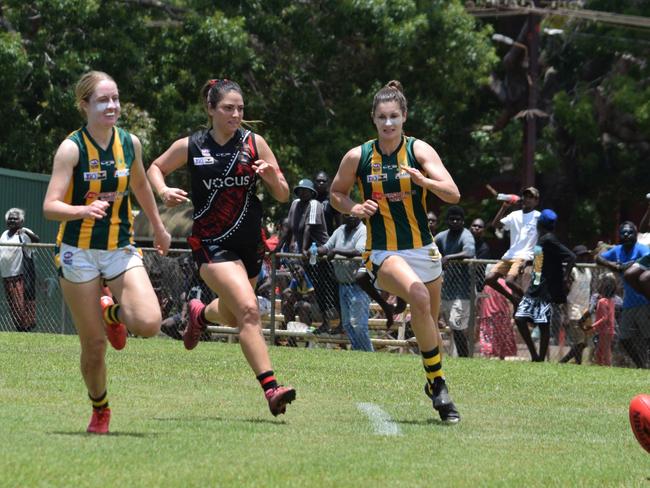 Jasmyn Hewett (right) made her NTFL return in Round 5 against Tiwi Bombers on Bathurst Island. Picture: Alison McGowan / AFLNT Media.