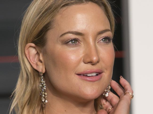 US actress Kate Hudson poses as she arrives to the 2016 Vanity Fair Oscar Party in Beverly Hills, California on February 28, 2016. / AFP / ADRIAN SANCHEZ-GONZALEZ