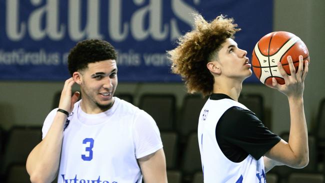 LaMelo Ball (R) takes part in a training session with brother LiAngelo. Picture: AFP