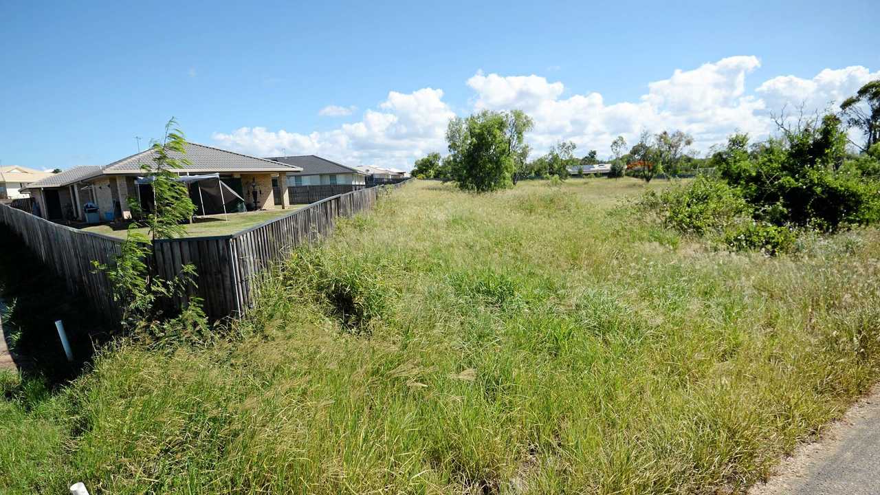 NUISANCE YARD: An overgrown block is reportedly housing deadly snakes and animals. Neighbours have reportedly had snakes and rats in their yard and homes from the unmaintained proeprty. Picture: Allan Reinikka ROK080118aovergro