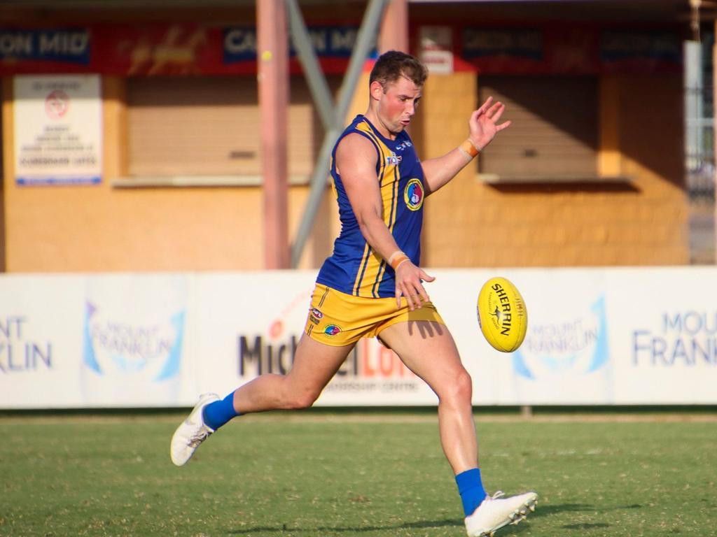 Wanderers spearhead Brett Eddy fires for goal. Picture: Celina Whan AFLNT/Media