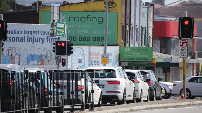 Experts warn that a return to pre-pandemic migration levels will lead to more burdens on roads and infrastructure. Picture: NCA NewsWire / Christian Gilles