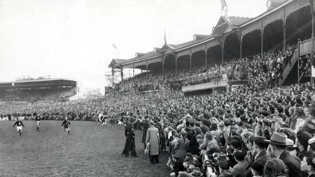 A huge crowd at Punt Road for a Richmond-Carlton clash in 1949.