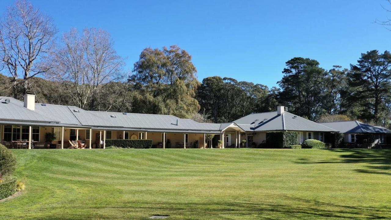 Alan Jones’ former Southern Highlands estate, Elizabeth Farm features a lavish 10-bedroom homestead showcasing top-tier equestrian facilities and more, sold after a seven-month listing campaign.