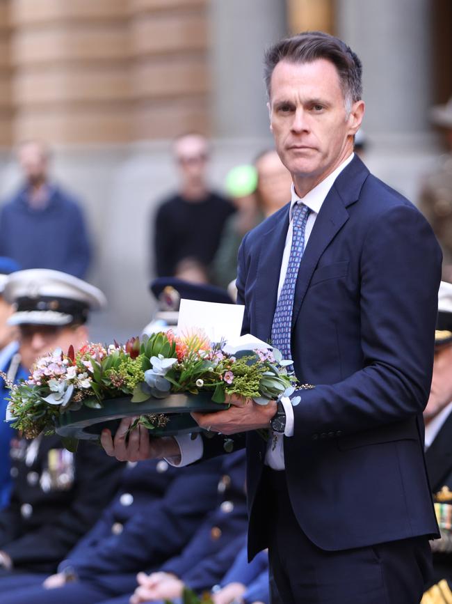 NSW Premier Chris Minns lays a wreath. Picture: NewsWire / Damian Shaw