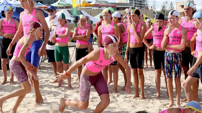 The beach racing was fierce. Pictures: HarvPix