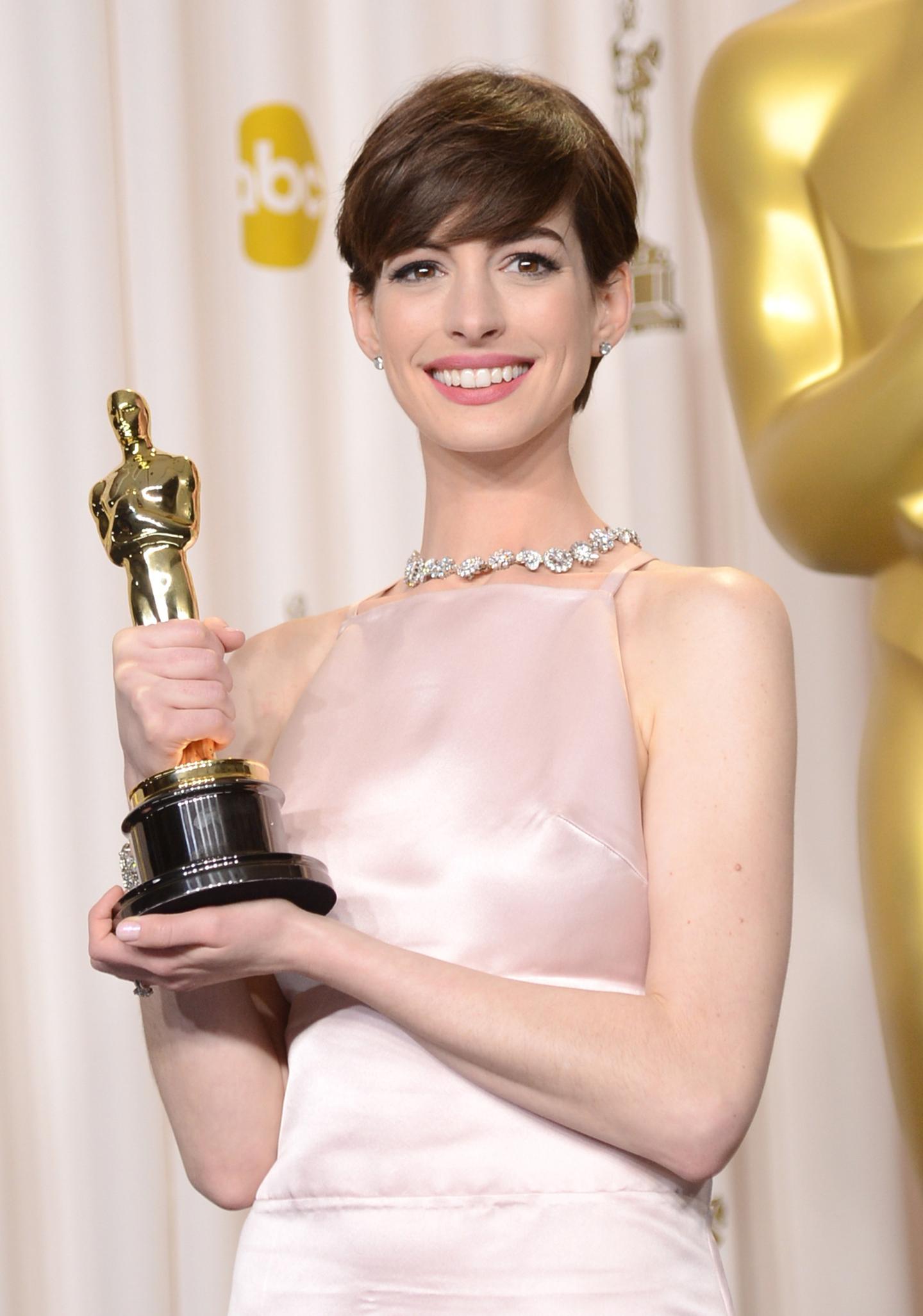 Anne Hathaway pretended to be happy about her 2013 Oscar win - Vogue  Australia