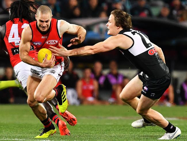 ADELAIDE, AUSTRALIA - AUGUST 24: David Zaharakis of the Bombers competes with Jared Polec of Port Adelaide  during the round 23 AFL match between Port Adelaide Power and the Essendon Bombers at Adelaide Oval on August 24, 2018 in Adelaide, Australia.  (Photo by Mark Brake/Getty Images)