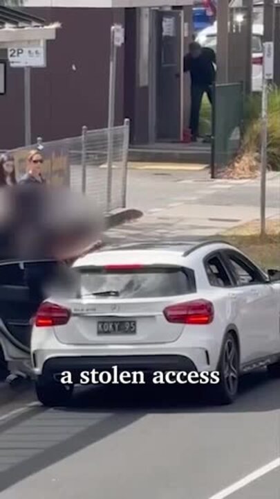 Moment thieves steal luxury Mercedes in Bentleigh East