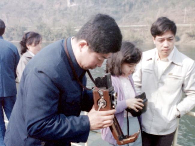 Shenzen, 1984 A local uses an oldfashioned Brownie box type camera.