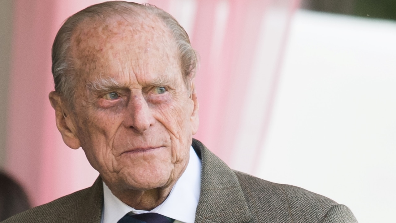 Prince Philip 'voluntarily' gives up license after car crash