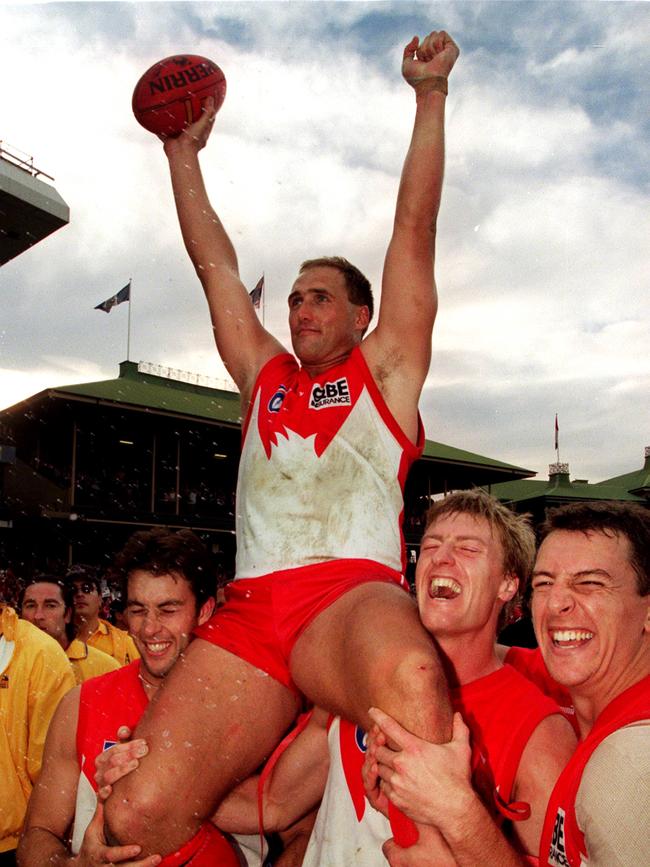 Tony Lockett is chaired from the ground after his 1300th goal.