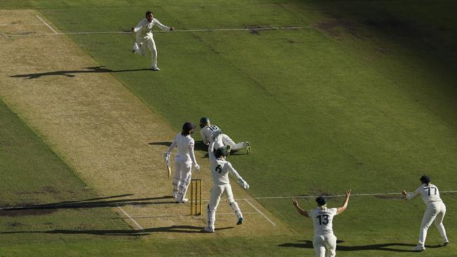 Phoebe Litchfield of Australia takes a catch to dismiss Danni Wyatt-Hodge of England off a delivery from Alana King. Picture: Getty Images