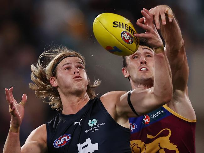 BRISBANE, AUSTRALIA - September 23, 2023. AFL .   Tom De Koning of the Blues battles with Oscar McInerney of the Lions during the 2nd preliminary final between the Brisbane Lions and the Carlton at the Gabba in Brisbane, Australia..   Photo by Michael Klein.