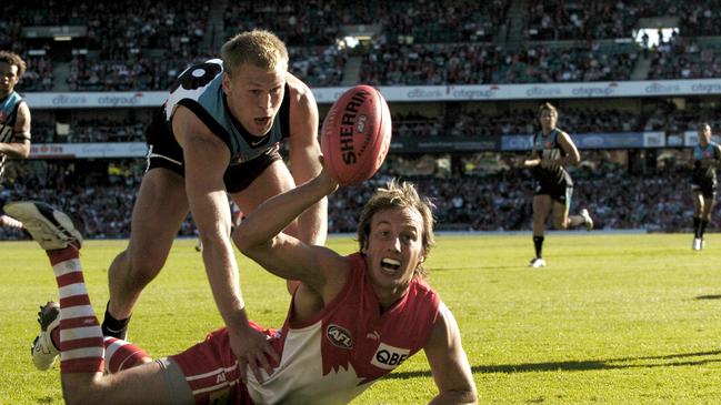 Kane Cornes (L) played 300 games for Adelaide from 2001-2015 as a tagging midfielder. (AAP Image/Dean Lewins)