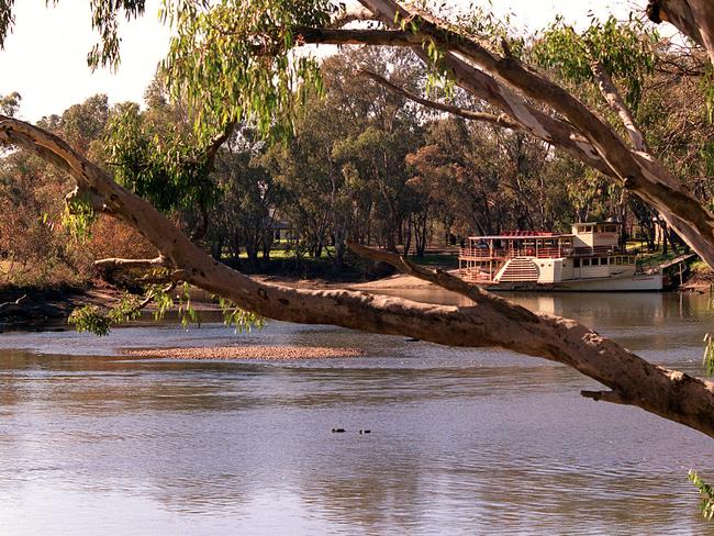 Jun 28, 2000 : Winter on the Murray River near Albury. PicBob/Barker. NSW / Travel scenic tourism