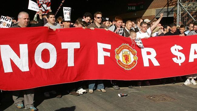 Machester United fans express their displeasure at Glazer’s takeover in 2005.