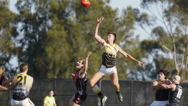 Zach Barrett will lead Frankston YCW’s ruck division in 2023. Picture: Valeriu Campan