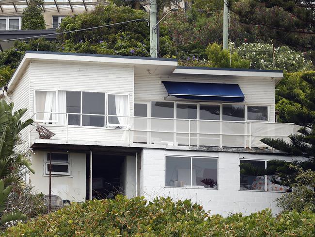 This Whale Beach Rd property will now be converted into a five-storey mansion after a court battle. Picture: Sam Ruttyn