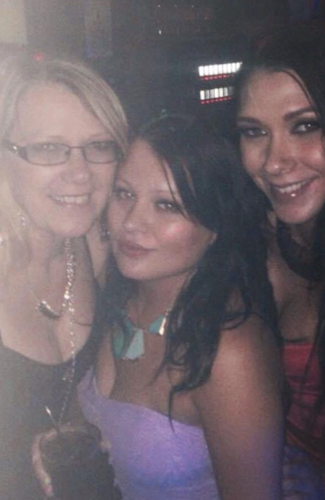 Shandee Blackburn (centre) with her mum Vicki (left) and sister Shannah (right).