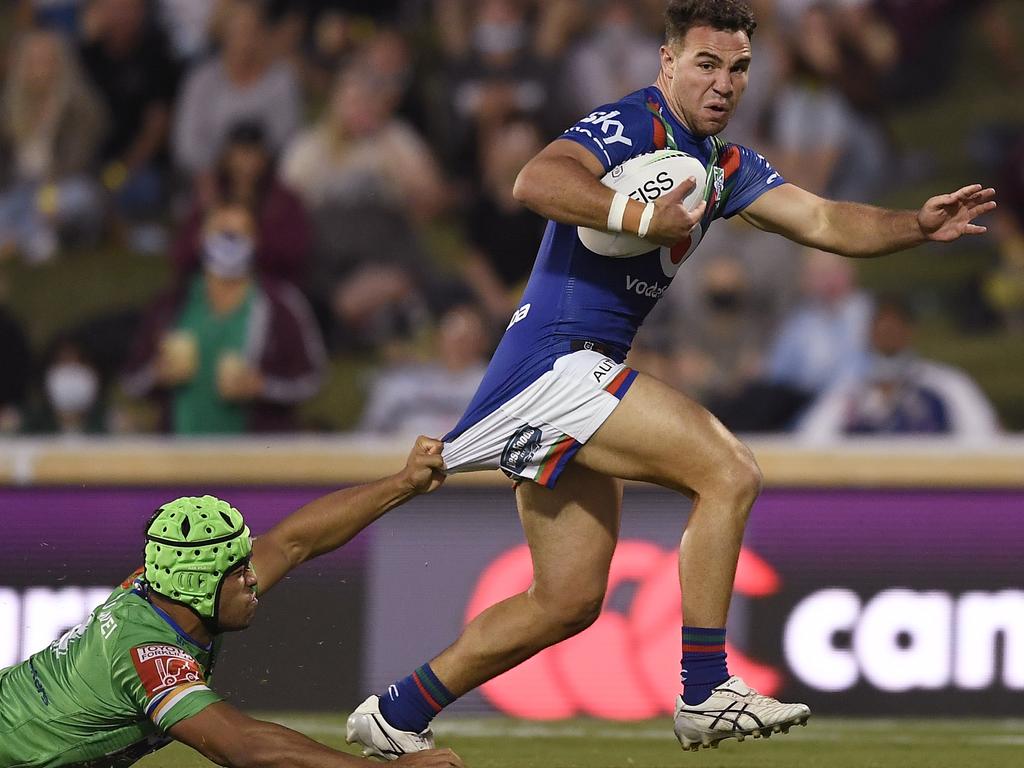 <p>MACKAY, AUSTRALIA - AUGUST 27: Sean O'Sullivan of the Warriors runs to score a try during the round 24 NRL match between the New Zealand Warriors and the Canberra Raiders at BB Print Stadium, on August 27, 2021, in Mackay, Australia. (Photo by Ian Hitchcock/Getty Images)</p>