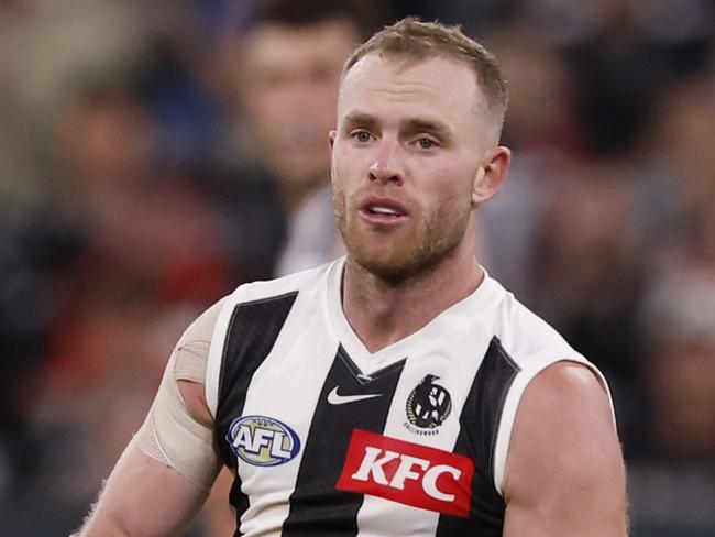 MELBOURNE, AUSTRALIA - MARCH 21: Tom Mitchell of the Magpies runs with the ball during the round two AFL match between St Kilda Saints and Collingwood Magpies at Melbourne Cricket Ground, on March 21, 2024, in Melbourne, Australia. (Photo by Darrian Traynor/Getty Images)