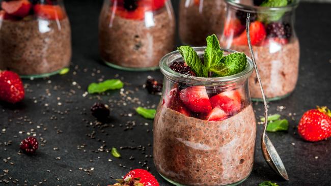 Pudding with chia seeds, fresh strawberries, blackberries and mint.