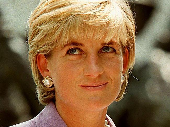 (FILES) This file photo taken on June 17, 1997 shows shows Britain's Diana, Princess of Wales (L), at a ceremony at Red Cross headquarters in Washington, to call for a global ban on anti-personnel landmines. Twenty years ago on August 31, 1997, Britain's Diana, Princess of Wales, died in a high-speed car crash in Paris. / AFP PHOTO / JAMAL A. WILSON