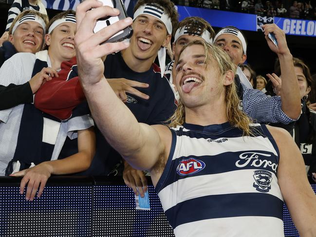 NCA. MELBOURNE, AUSTRALIA. April 19th, 2025 . AFL Round 6 .  Geelong vs Hawthorn at the MCG.   Bailey Smith of the Cats poses for a selfie with the crowd    .   Picture: Michael Klein