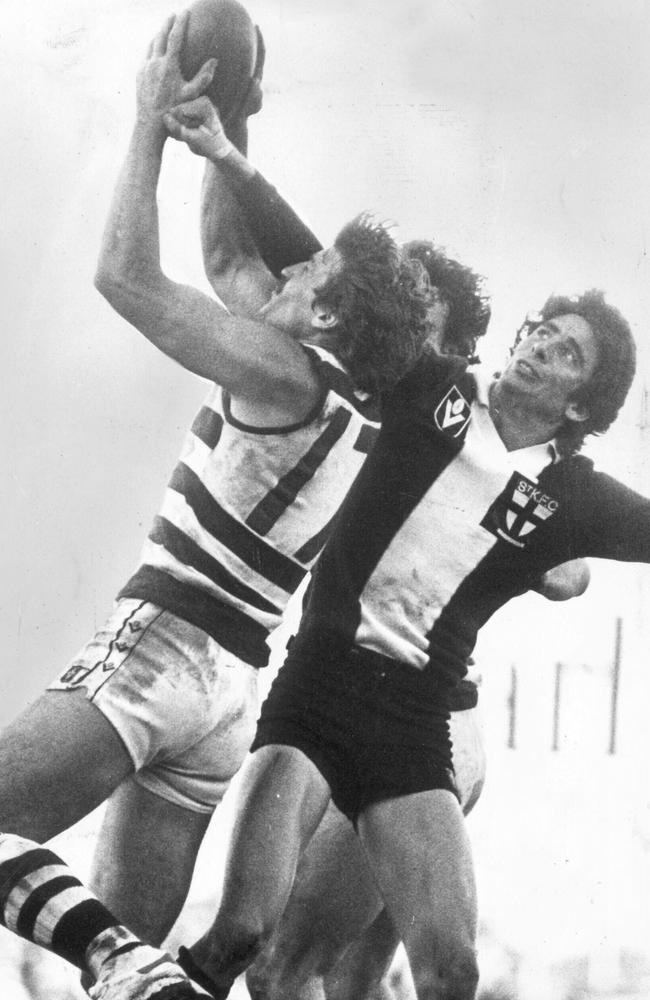 Sam Newman taking a mark in front of Robert Elphinstone in 1980.