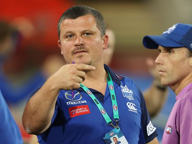 Jarred Moore working a North Melbourne huddle.