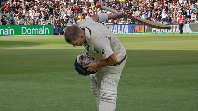 David Warner of Australia bows as he leaves the field unbeaten on 335 not out during day two of the second Test Match between Australia and Pakistan at Adelaide Oval in Adelaide, Saturday, November 30, 2019. (AAP Image/Scott Barbour) NO ARCHIVING, EDITORIAL USE ONLY, IMAGES TO BE USED FOR NEWS REPORTING PURPOSES ONLY, NO COMMERCIAL USE WHATSOEVER, NO USE IN BOOKS WITHOUT PRIOR WRITTEN CONSENT FROM AAP